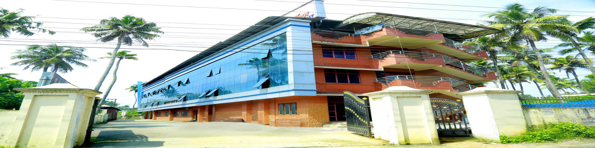 Hotel Travellers Inn Outdoor View